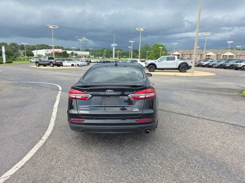 Used 2019 Ford Fusion SE w/ Equipment Group 151A FWD image 4