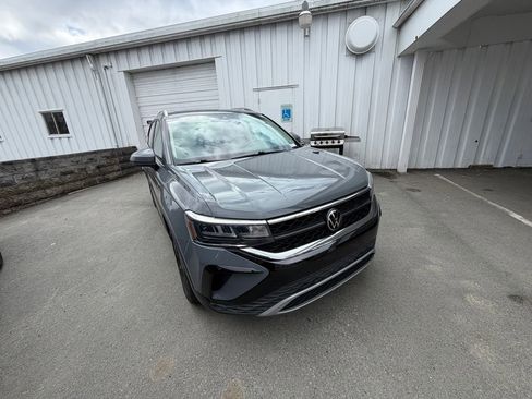 Used 2023 Volkswagen Taos SE w/ Panoramic Sunroof Package image 7