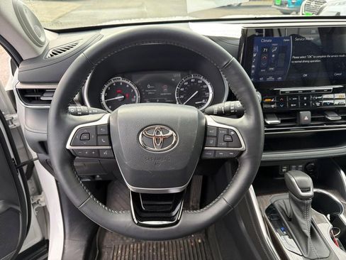 Used 2022 Toyota Highlander Limited image 2