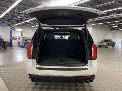 Used 2021 GMC Yukon Denali w/ Denali Premium Package image 11