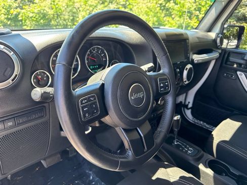 Used 2016 Jeep Wrangler Unlimited Rubicon w/ Connectivity Group AWD/4WD image 10