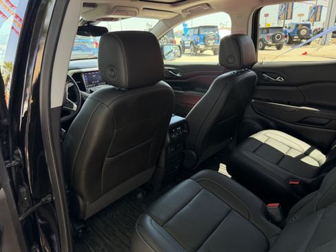 Used 2023 GMC Acadia SLT w/ Elevation Edition FWD image 13