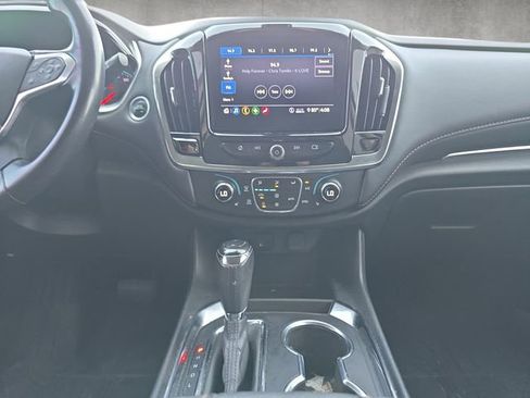 Used 2020 Chevrolet Traverse LT image 3