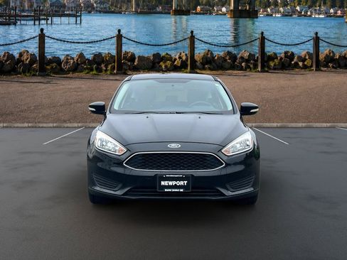 Used 2017 Ford Focus SE FWD image 2