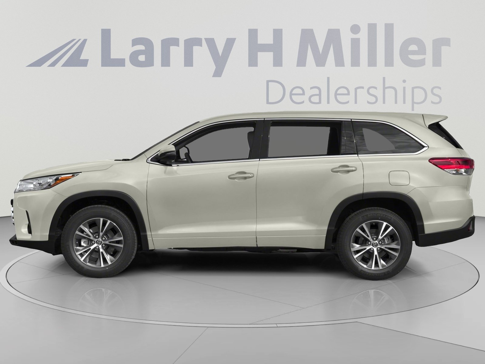 Used 2017 Toyota Highlander Plus w/ Carpet Mat Package FWD image 3