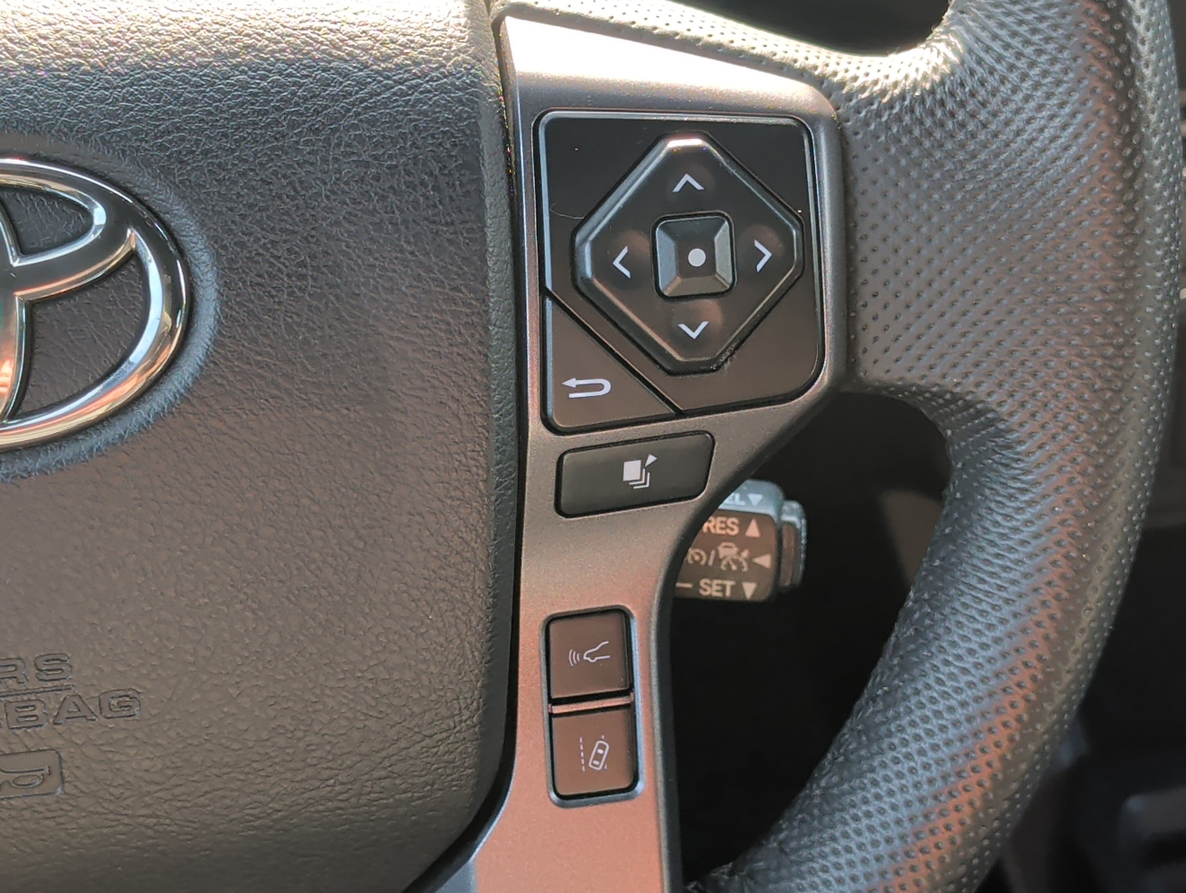 Used 2022 Toyota Tacoma TRD Off-Road w/ Technology Package AWD/4WD image 28