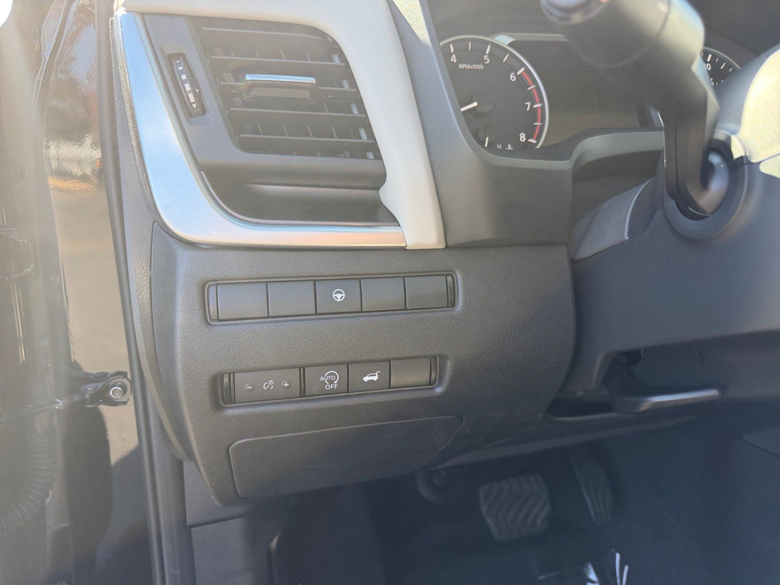 Used 2025 Nissan Rogue SV w/ SV Premium Package FWD image 11