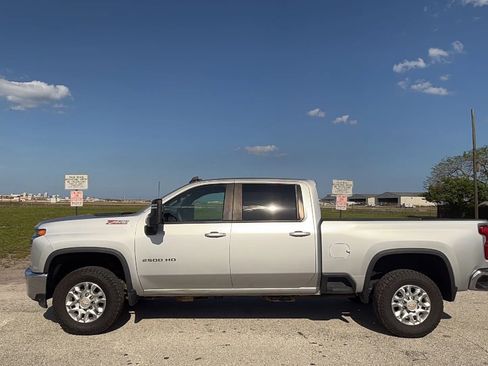 Used 2022 Chevrolet Silverado 2500 LT w/ Convenience Package AWD/4WD image 2