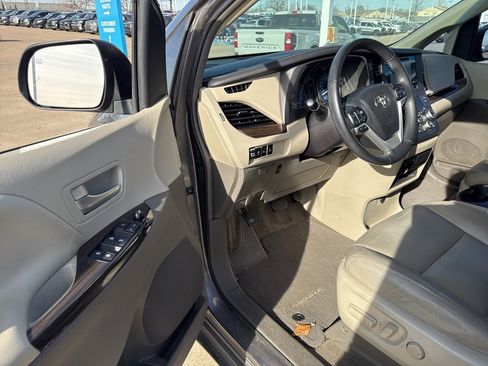 Used 2015 Toyota Sienna XLE image 13