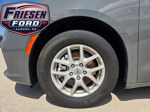 Used 2025 Chrysler Pacifica Select FWD image 6