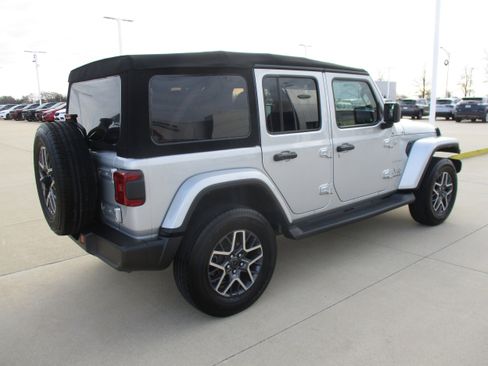 Used 2024 Jeep Wrangler Unlimited Sahara AWD/4WD image 6