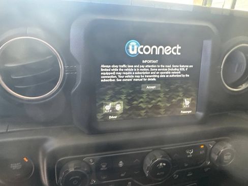 Used 2021 Jeep Gladiator Overland AWD/4WD image 12