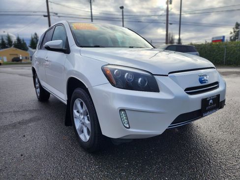 Used 2014 Toyota RAV4 EV image 3