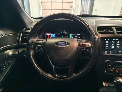 Used 2018 Ford Explorer XLT w/ Equipment Group 202A AWD/4WD image 22