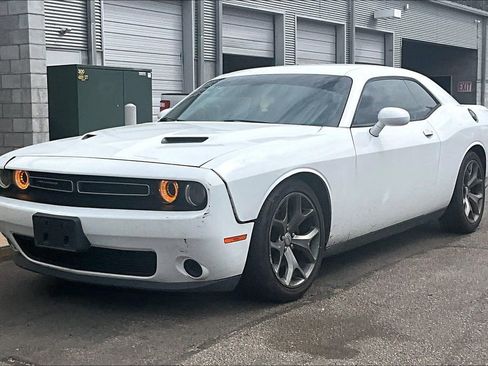 Used 2015 Dodge Challenger SXT image 2