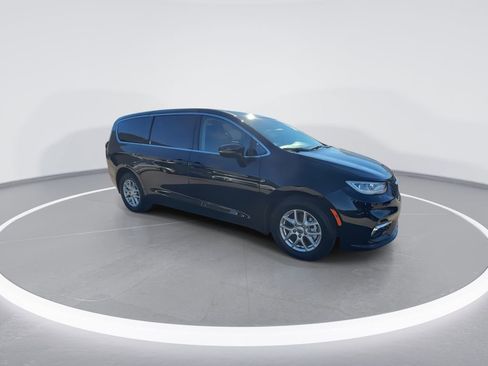 Used 2024 Chrysler Pacifica Touring-L FWD image 2