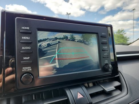 Used 2019 Toyota RAV4 LE AWD/4WD image 16