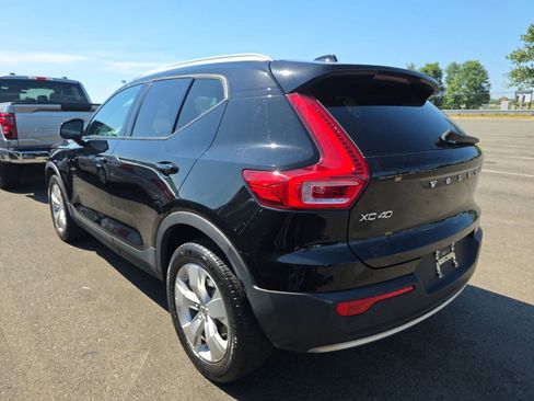 Used 2022 Volvo XC40 T4 Momentum FWD image 7