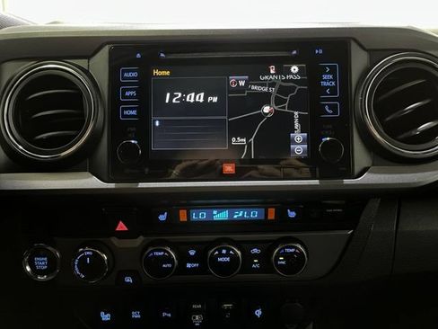 Certified 2018 Toyota Tacoma TRD Off-Road AWD/4WD image 17