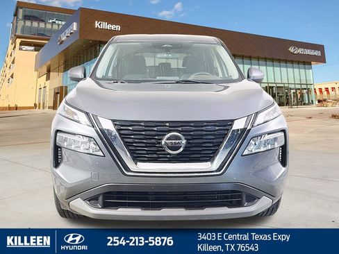 Used 2021 Nissan Rogue SV image 2