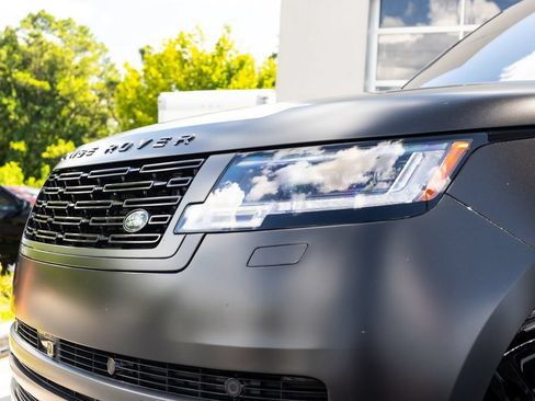 Used 2024 Land Rover Range Rover SE AWD/4WD image 2