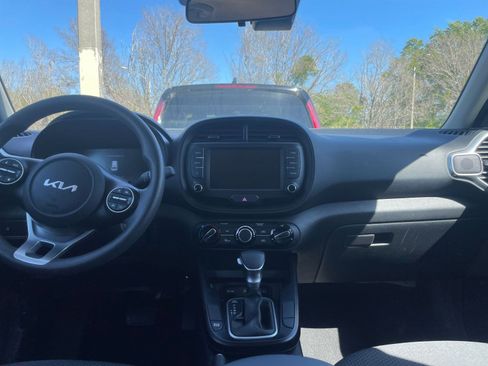 Used 2025 Kia Soul LX w/ LX Technology Package FWD image 17