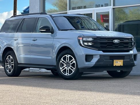 Used 2025 Ford Expedition Active AWD/4WD image 2
