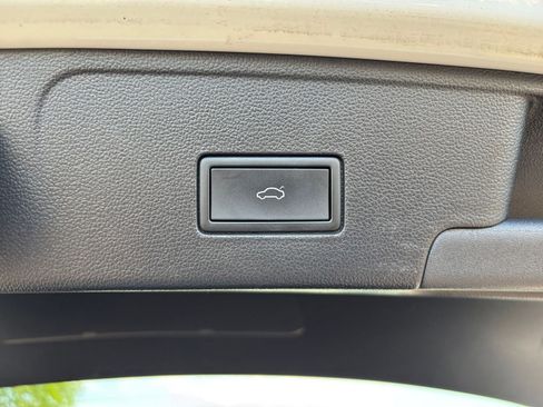 Used 2025 Volkswagen Atlas Cross Sport SE image 23