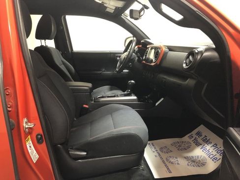 Used 2017 Toyota Tacoma TRD Sport w/ Tow Package (A/T) image 12