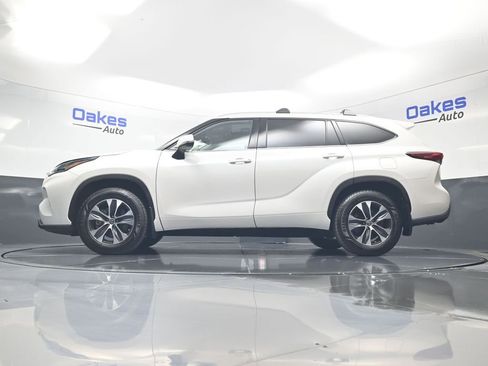 Used 2021 Toyota Highlander XLE AWD/4WD image 45