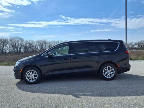 Used 2023 Chrysler Pacifica Touring-L image 7