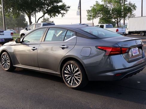 Used 2025 Nissan Altima 2.5 SV FWD image 13
