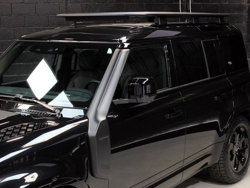 Used 2024 Land Rover Defender 110 X-Dynamic SE image 7