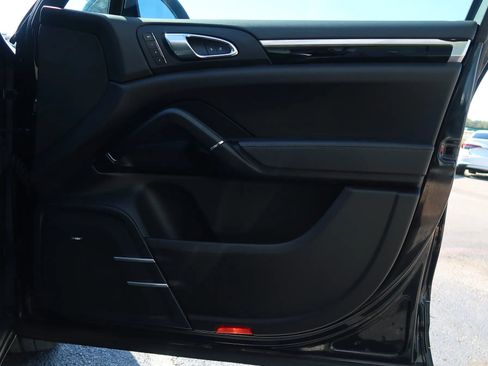 Used 2018 Porsche Cayenne S image 48