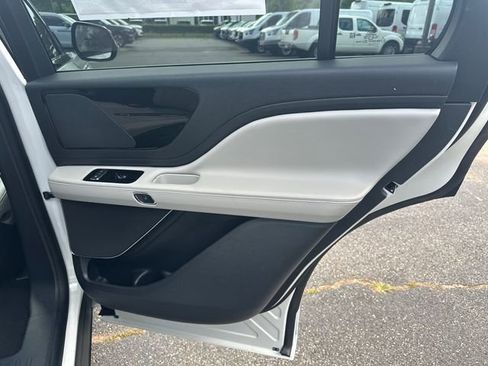 New 2026 Lincoln Aviator AWD w/ Jet Appearance Package image 17