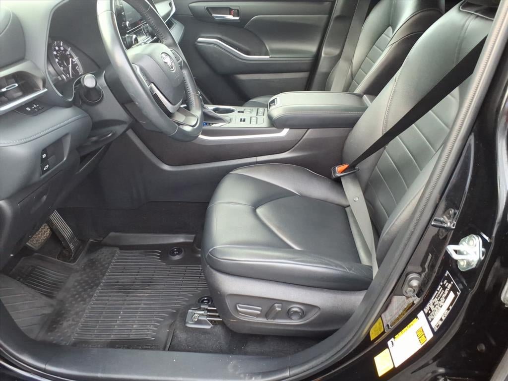 Used 2022 Toyota Highlander XLE AWD/4WD image 12