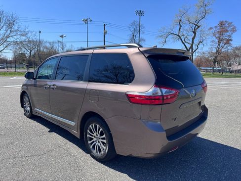 Used 2018 Toyota Sienna XLE w/ XLE Navigation Package image 5