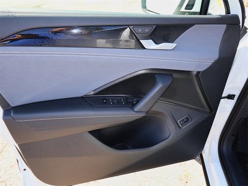 New 2025 Volkswagen Tiguan SE image 14