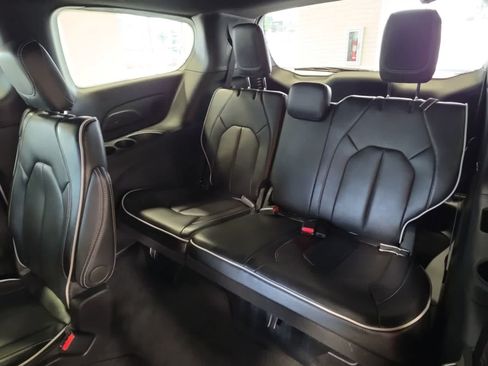Used 2026 Chrysler Pacifica Limited FWD image 33