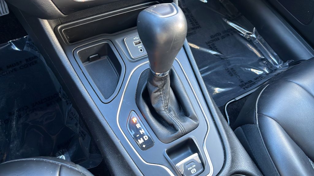 Used 2019 Jeep Cherokee Latitude Plus w/ Comfort/Convenience Group FWD image 18