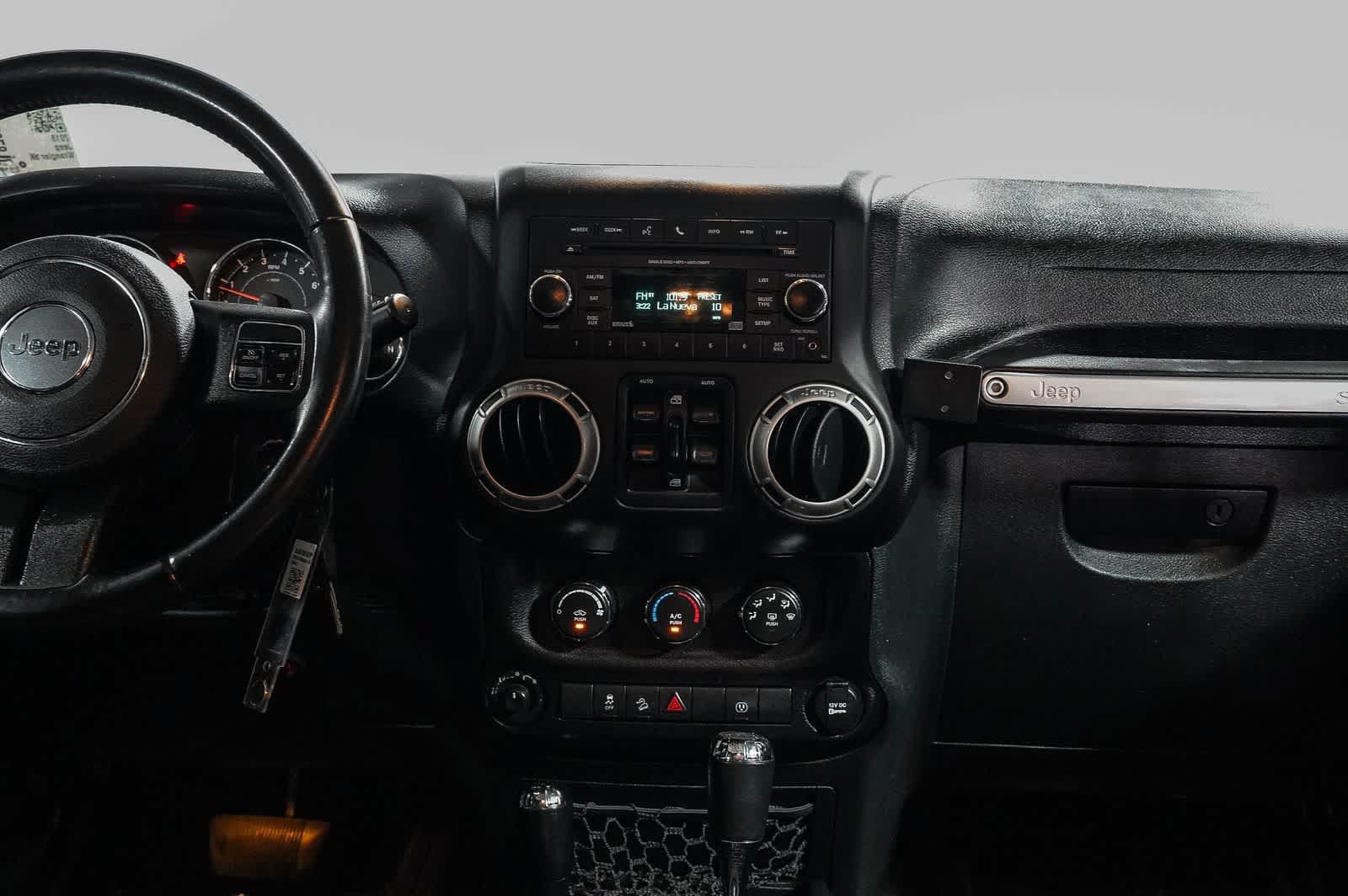 Used 2018 Jeep Wrangler Unlimited Rubicon w/ Connectivity Group AWD/4WD image 13