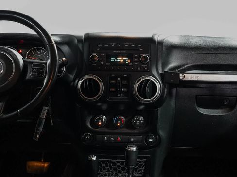 Used 2018 Jeep Wrangler Unlimited Rubicon w/ Connectivity Group AWD/4WD image 13