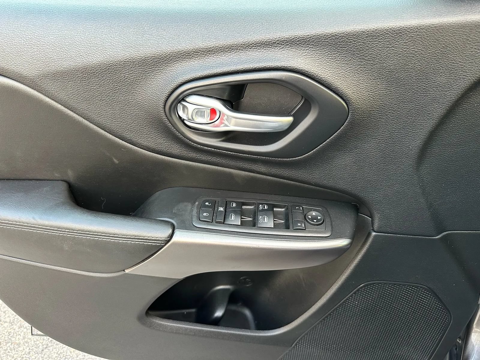 Used 2019 Jeep Cherokee Latitude Plus AWD/4WD image 9