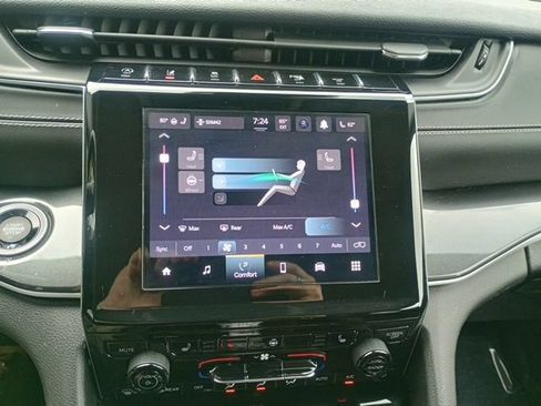 Used 2023 Jeep Grand Cherokee Laredo w/ Luxury Tech Group I AWD/4WD image 31