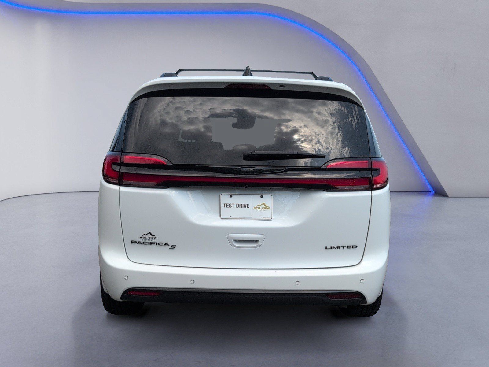 Used 2025 Chrysler Pacifica Limited FWD image 14