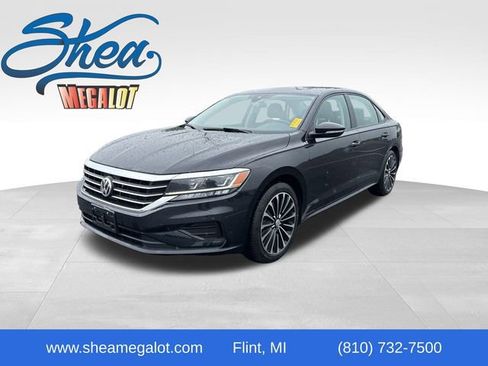 Used 2022 Volkswagen Passat 2.0T image 1