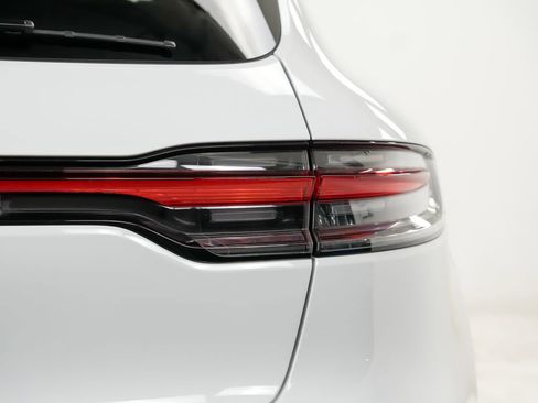 Certified 2025 Porsche Macan AWD/4WD image 12