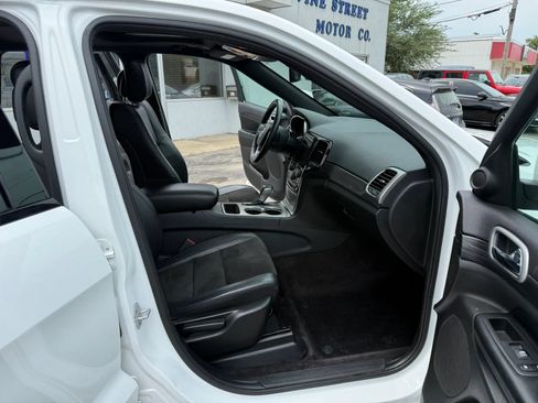 Used 2019 Jeep Grand Cherokee Altitude AWD/4WD image 10