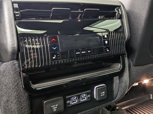 Used 2023 Jeep Wagoneer Series II AWD/4WD image 37