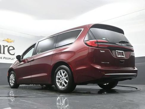 Used 2023 Chrysler Pacifica Touring-L FWD image 5